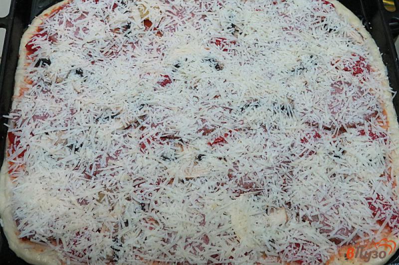 Фото приготовление рецепта: Пицца  с грибами и маскарпоне шаг №7