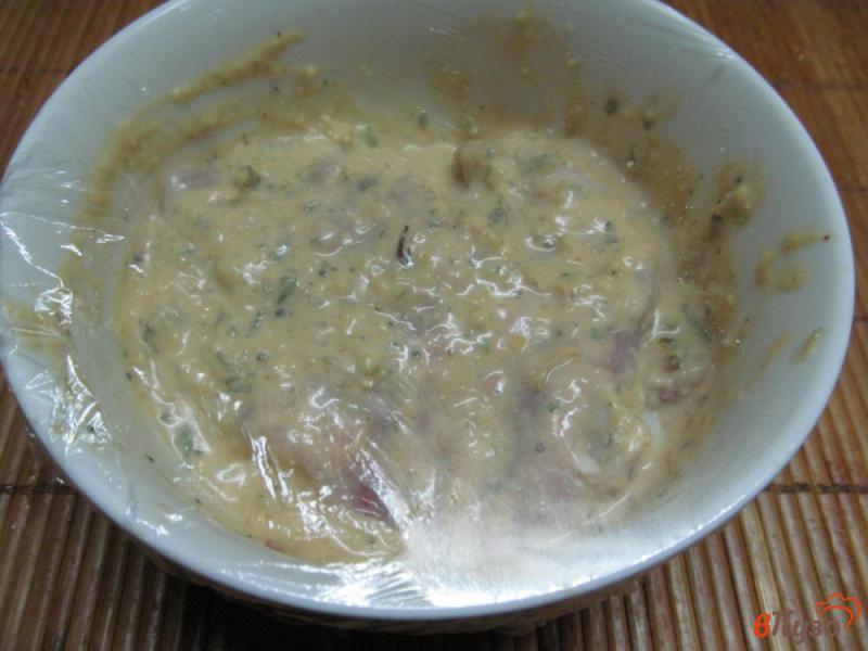 Фото приготовление рецепта: Маринованные куриные бедра запеченные с картофелем в мультиварке шаг №3