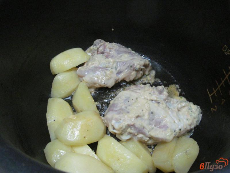 Фото приготовление рецепта: Маринованные куриные бедра запеченные с картофелем в мультиварке шаг №5