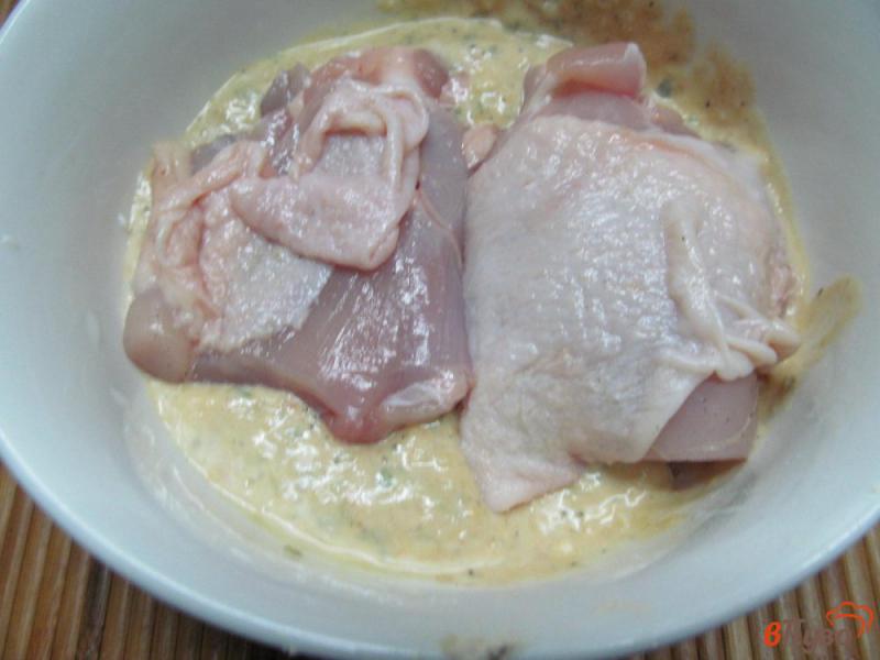 Фото приготовление рецепта: Маринованные куриные бедра запеченные с картофелем в мультиварке шаг №2