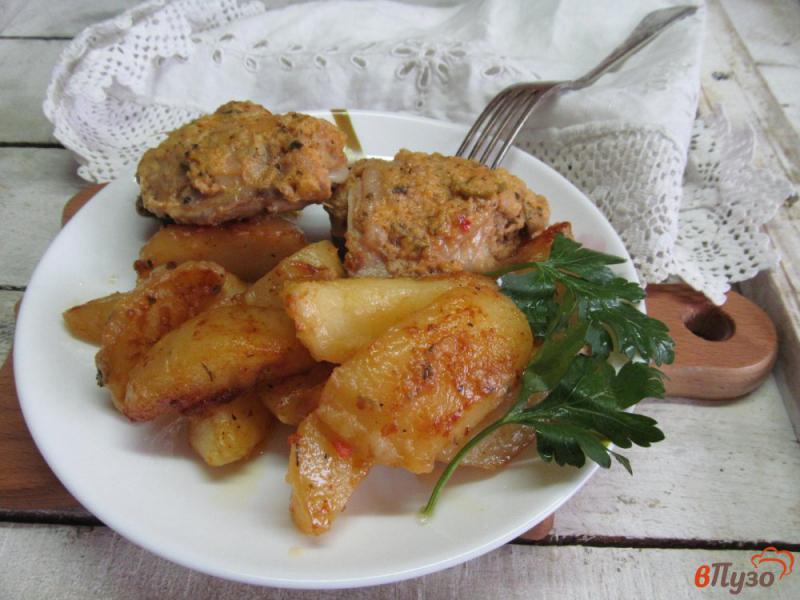 Фото приготовление рецепта: Маринованные куриные бедра запеченные с картофелем в мультиварке шаг №7
