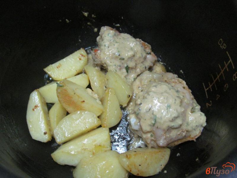 Фото приготовление рецепта: Маринованные куриные бедра запеченные с картофелем в мультиварке шаг №6