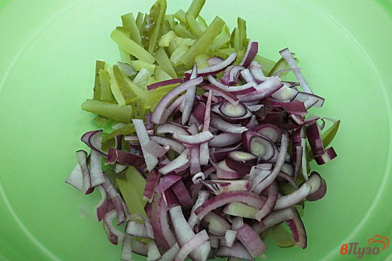 Фото приготовление рецепта: Салат с картофелем и маринованным огурцом шаг №2