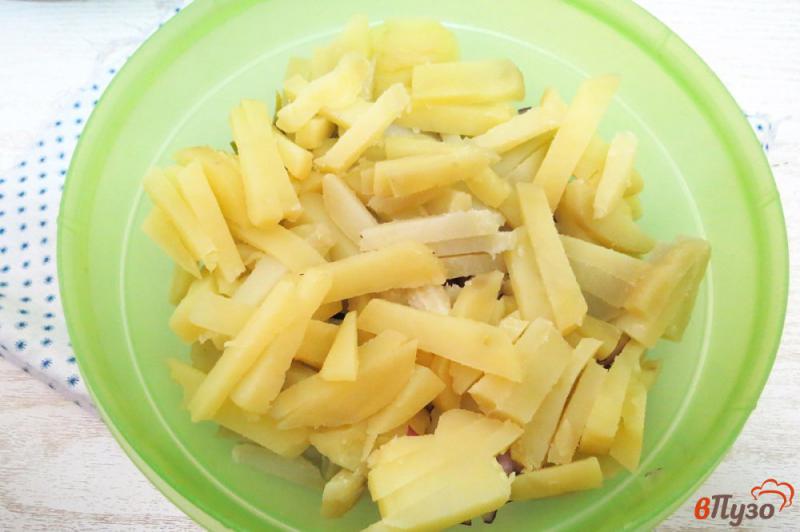 Фото приготовление рецепта: Салат с картофелем и маринованным огурцом шаг №3