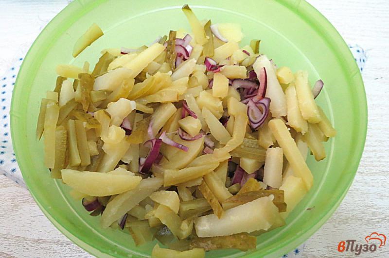 Фото приготовление рецепта: Салат с картофелем и маринованным огурцом шаг №4