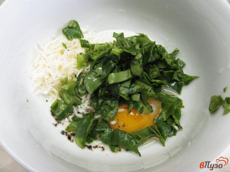 Фото приготовление рецепта: Теплый салат из курицы с омлетом шаг №3