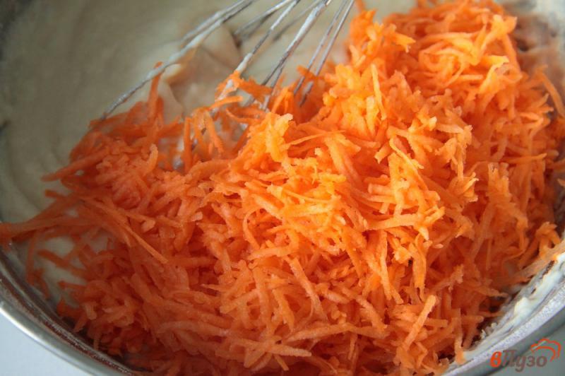 Фото приготовление рецепта: Оладьи на ряженке с морковью шаг №4