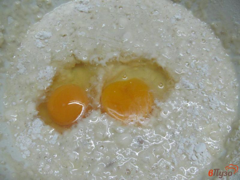 Фото приготовление рецепта: Сдобное тесто со сливочным маслом и яйцами шаг №3