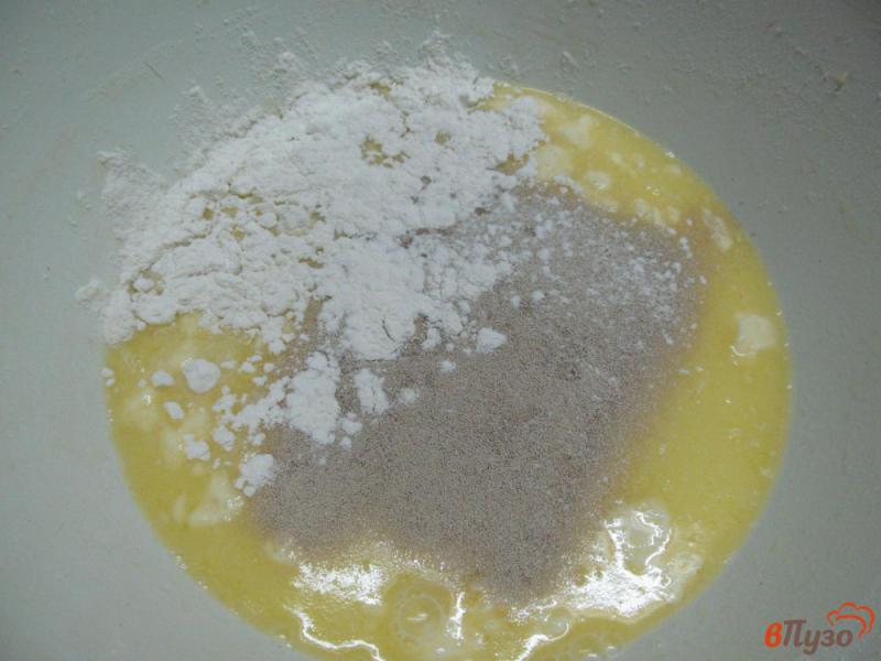 Фото приготовление рецепта: Сдобное тесто со сливочным маслом и яйцами шаг №2