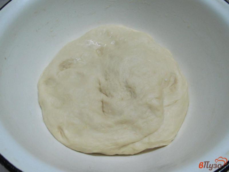 Фото приготовление рецепта: Сдобное тесто со сливочным маслом и яйцами шаг №5