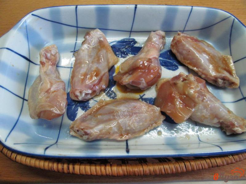 Фото приготовление рецепта: Куриные крылья в соусе шаг №3