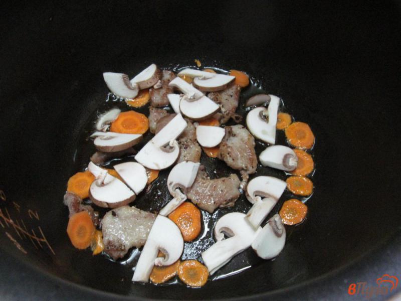 Фото приготовление рецепта: Свинина с грибами и савойской капустой в мультиварке шаг №2
