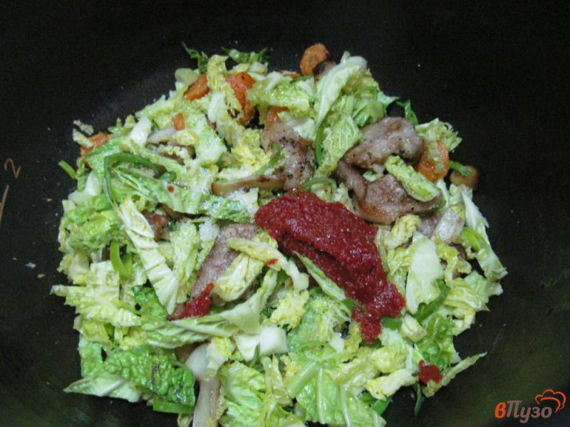 Фото приготовление рецепта: Свинина с грибами и савойской капустой в мультиварке шаг №4