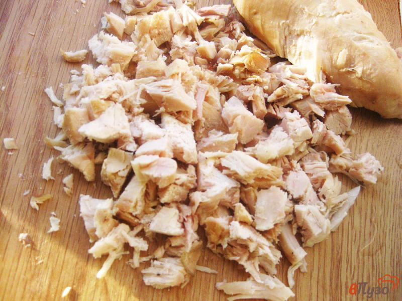 Фото приготовление рецепта: Салат с курицей кукурузой и грибами шаг №1