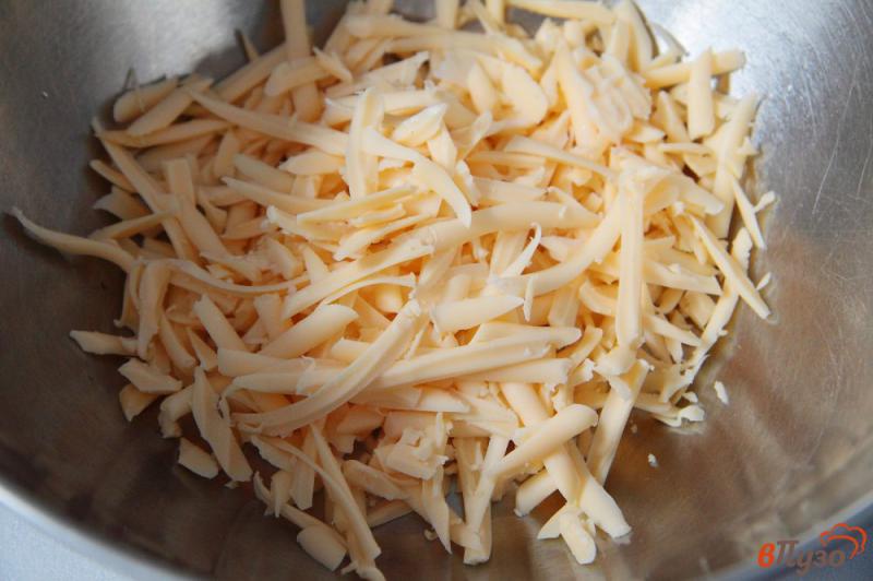 Фото приготовление рецепта: Сырные пышки с колбасой и зеленью на сковороде шаг №1
