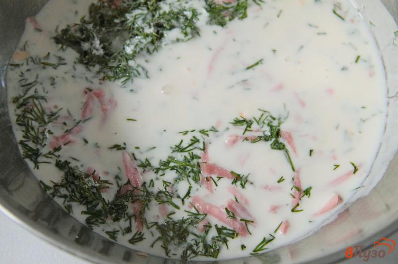 Фото приготовление рецепта: Сырные пышки с колбасой и зеленью на сковороде шаг №5