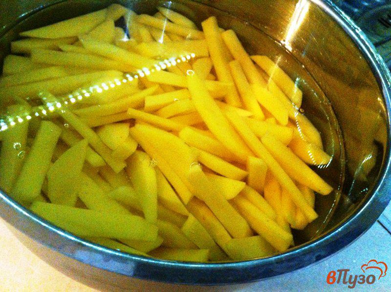 Фото приготовление рецепта: Жаренный картофель с луком и чесноком на сале шаг №2