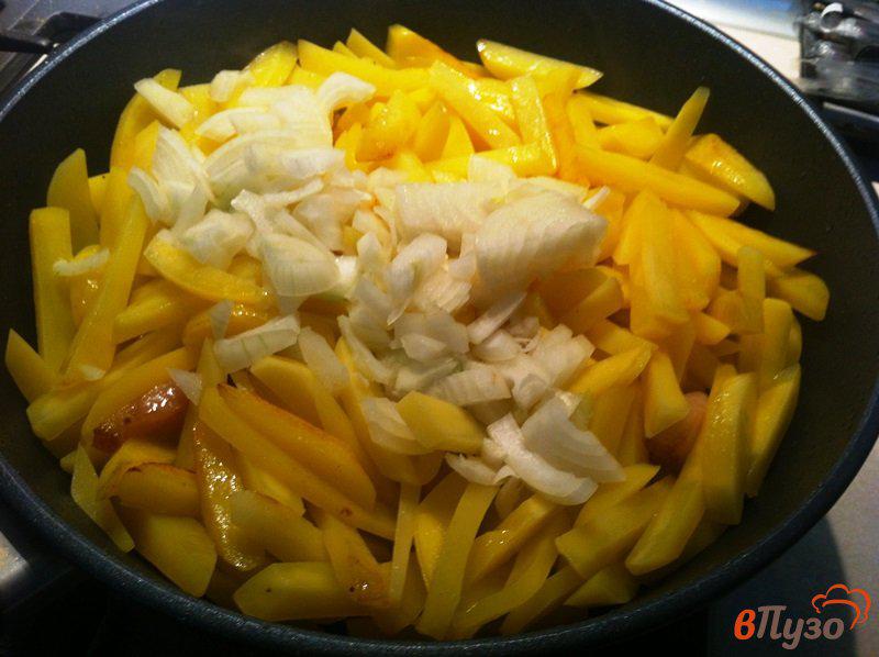 Фото приготовление рецепта: Жаренный картофель с луком и чесноком на сале шаг №6
