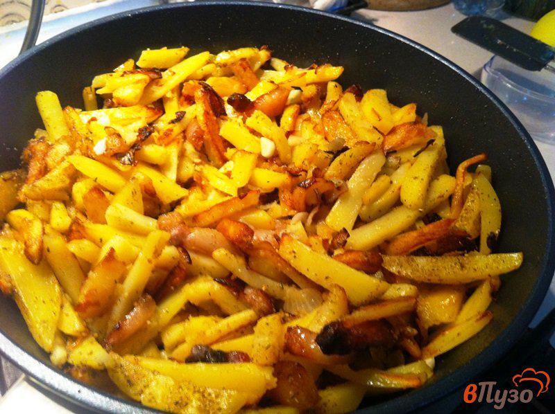 Фото приготовление рецепта: Жаренный картофель с луком и чесноком на сале шаг №7