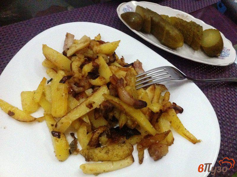 Фото приготовление рецепта: Жаренный картофель с луком и чесноком на сале шаг №8