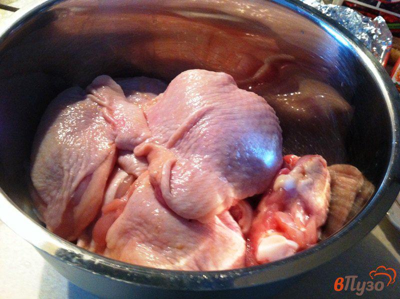 Фото приготовление рецепта: Запеченные куриные бёдра на хлебе шаг №1