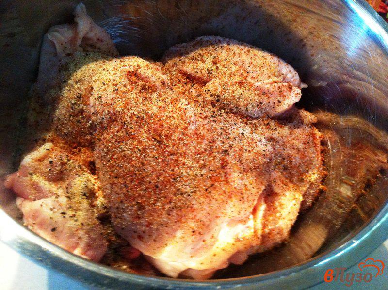 Фото приготовление рецепта: Запеченные куриные бёдра на хлебе шаг №2