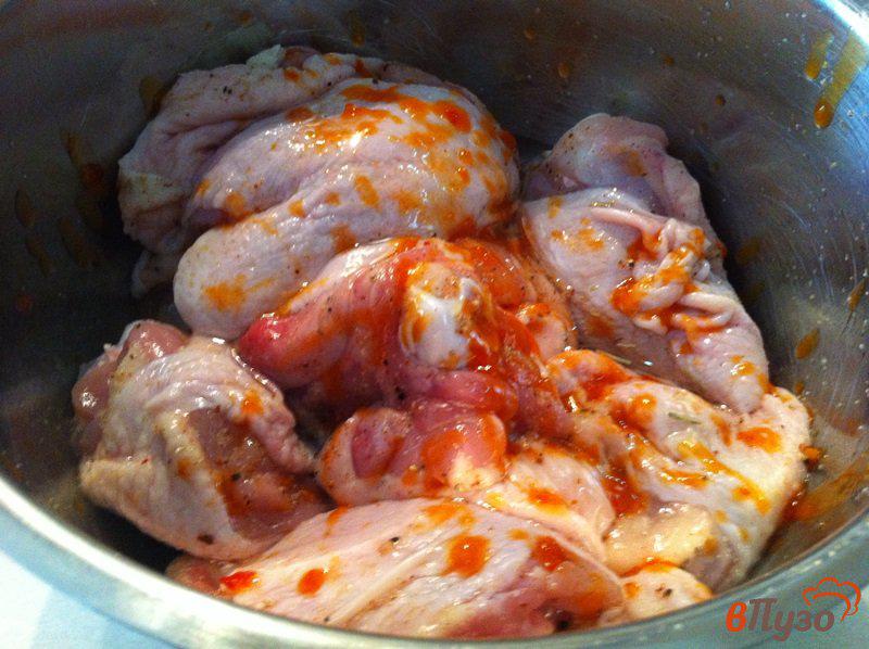 Фото приготовление рецепта: Запеченные куриные бёдра на хлебе шаг №3