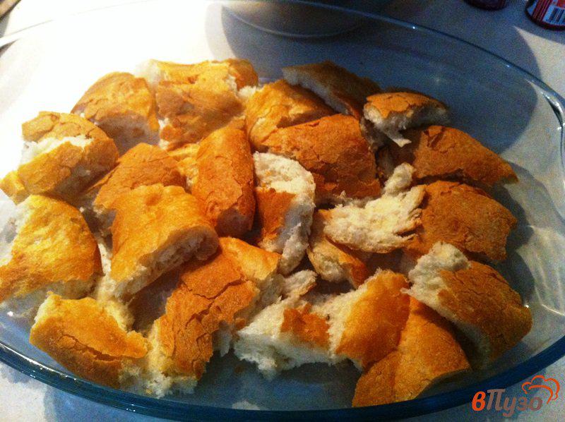 Фото приготовление рецепта: Запеченные куриные бёдра на хлебе шаг №4