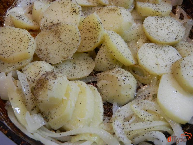 Фото приготовление рецепта: Картофель с колбасой в яйце на сковороде шаг №2