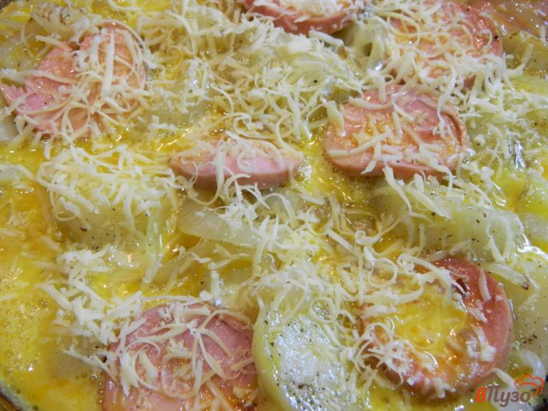 Фото приготовление рецепта: Картофель с колбасой в яйце на сковороде шаг №5