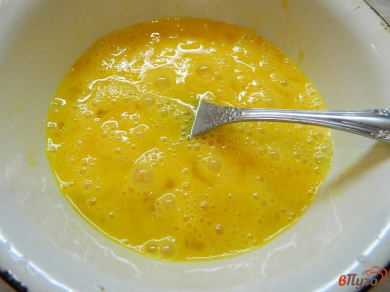 Фото приготовление рецепта: Картофель с колбасой в яйце на сковороде шаг №4