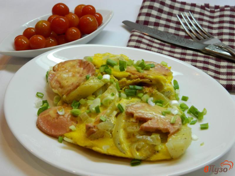 Фото приготовление рецепта: Картофель с колбасой в яйце на сковороде шаг №6
