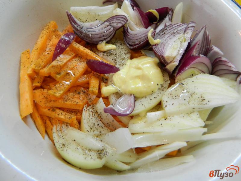 Фото приготовление рецепта: Морской окунь в духовке с овощами шаг №5