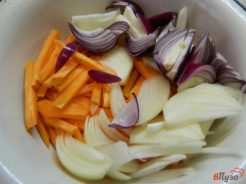 Фото приготовление рецепта: Морской окунь в духовке с овощами шаг №4