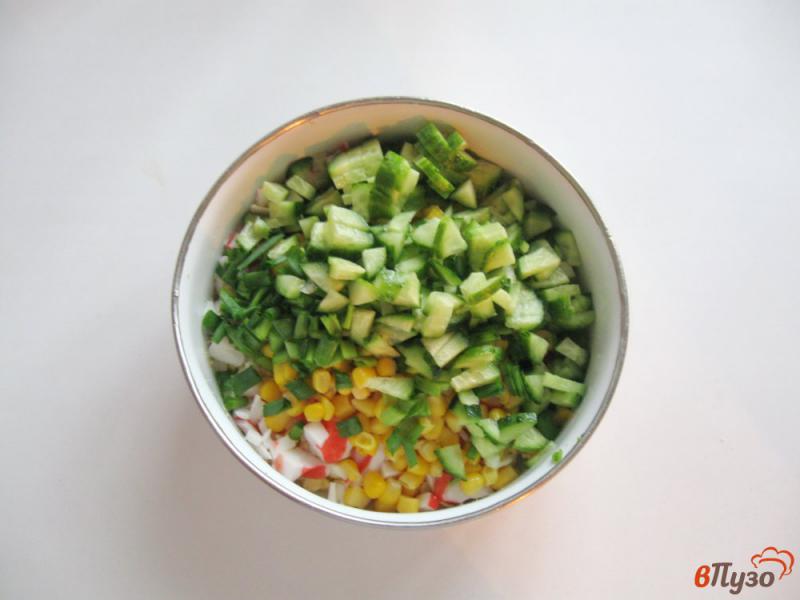 Фото приготовление рецепта: Салат из крабовых палочек и огурцов шаг №5