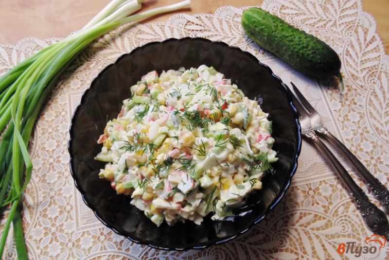 Фото приготовление рецепта: Салат из крабовых палочек и огурцов шаг №6