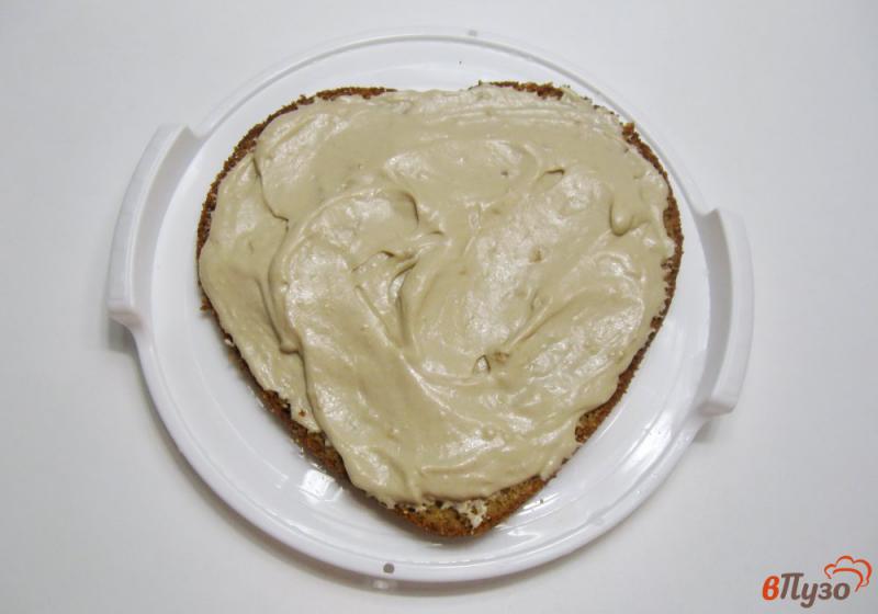 Фото приготовление рецепта: Торт с арахисом и кофейным кремом шаг №9