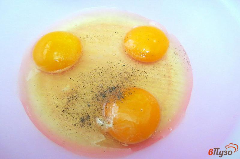 Фото приготовление рецепта: Салат с яичными блинами и кукурузой шаг №2