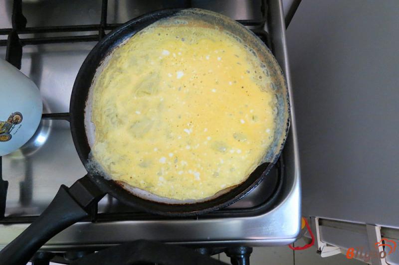Фото приготовление рецепта: Салат с яичными блинами и кукурузой шаг №5