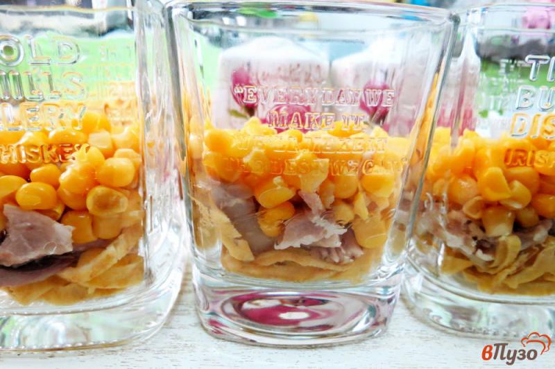 Фото приготовление рецепта: Салат с яичными блинами и кукурузой шаг №10