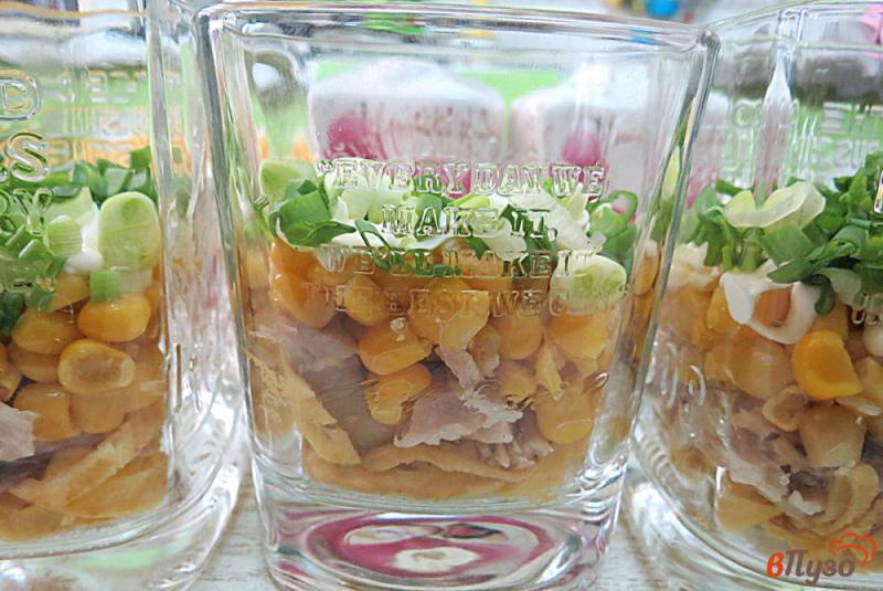 Фото приготовление рецепта: Салат с яичными блинами и кукурузой шаг №12