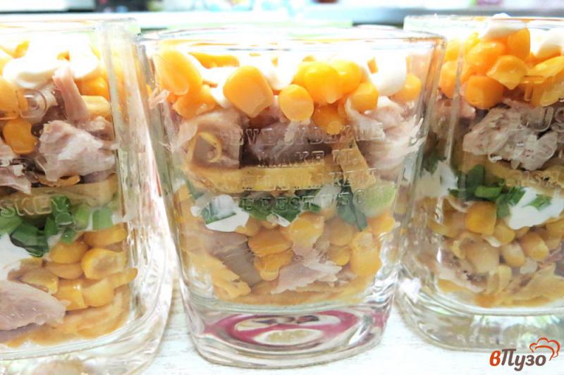 Фото приготовление рецепта: Салат с яичными блинами и кукурузой шаг №13