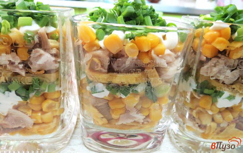 Фото приготовление рецепта: Салат с яичными блинами и кукурузой шаг №14
