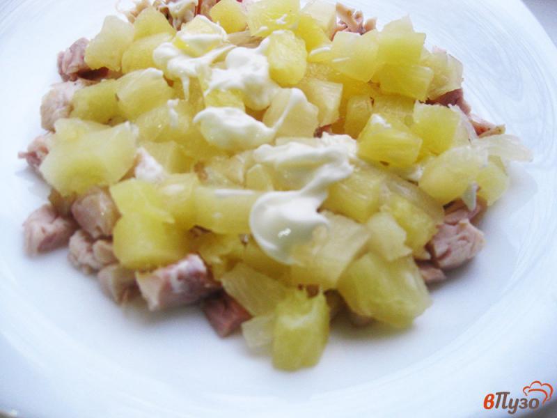 Фото приготовление рецепта: Салат «Снежинка» с ананасами шаг №2