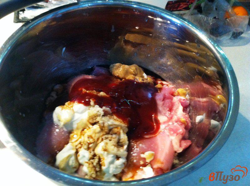 Фото приготовление рецепта: Куриная мякоть с соусе барбекю, запеченная в духовке шаг №3