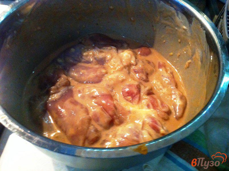 Фото приготовление рецепта: Куриная мякоть с соусе барбекю, запеченная в духовке шаг №4
