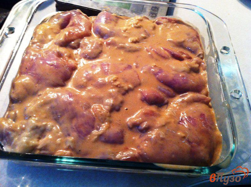 Фото приготовление рецепта: Куриная мякоть с соусе барбекю, запеченная в духовке шаг №5