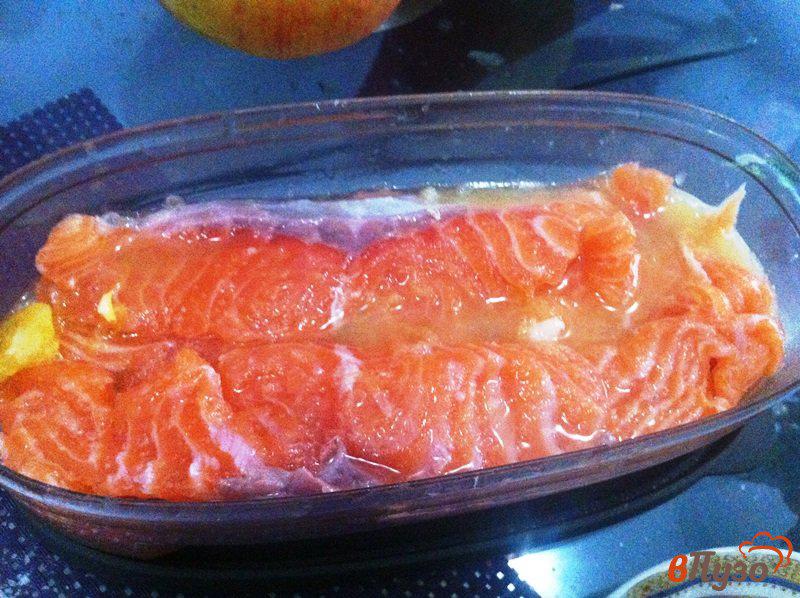 Фото приготовление рецепта: Малосоленая семга в апельсиновом соке шаг №4