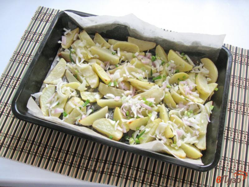 Фото приготовление рецепта: Картофель в духовке с салом и луком шаг №4
