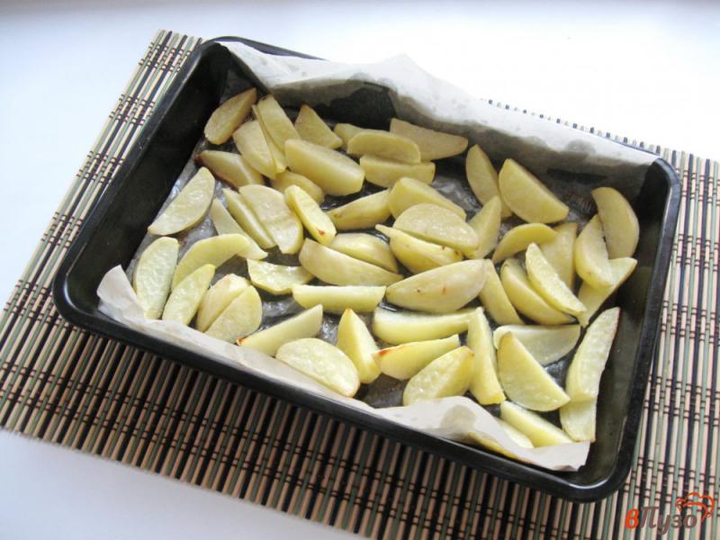 Фото приготовление рецепта: Картофель в духовке с салом и луком шаг №3
